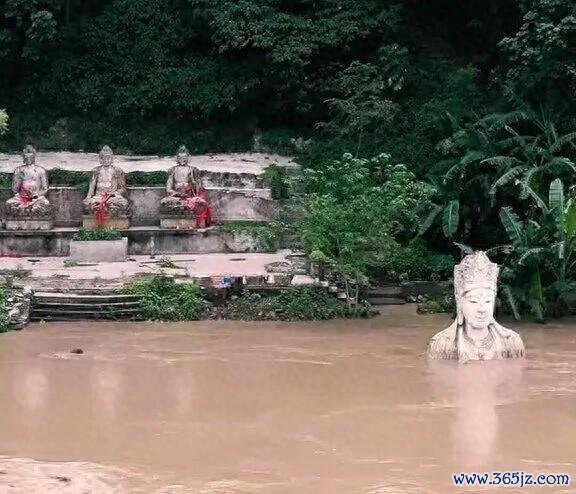 这可能是重庆“混得最惨”的不雅音，常年泡水里，执行版块身难保
